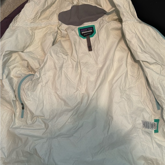 Patagonia raincoat in need of TLC - Picture 3 of 5